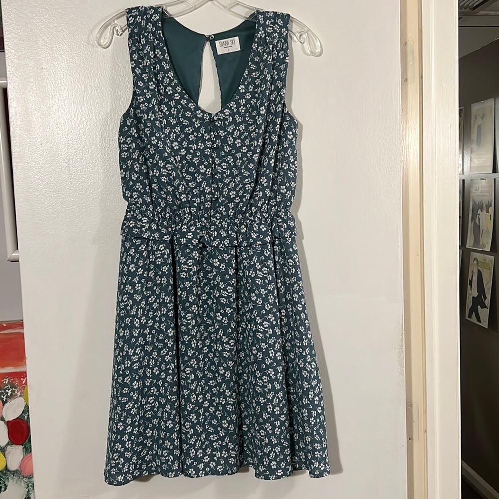 Sienna Sky sleeveless floral dress with elastic mini peplum